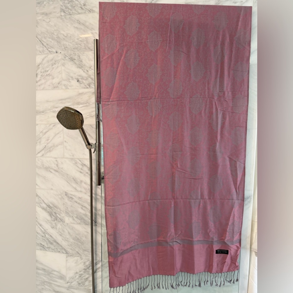 💯 Cashmere Pink Patterned pashmina with fringe NWOT